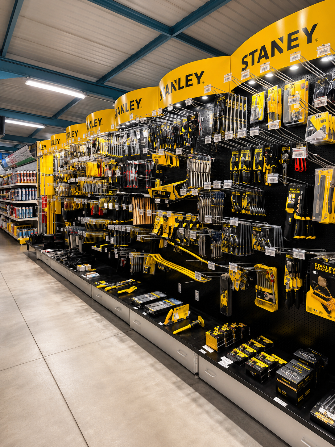 Stanley wandpresentatie met handgereedschap en accessoires in de winkel van IJzerwaren De Balans